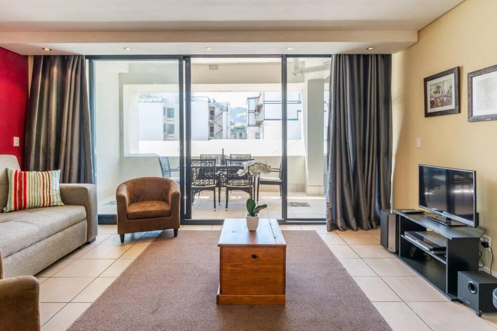 Urban Oasis Luxury Cbd Retreat With Balcony & Parking Apartment