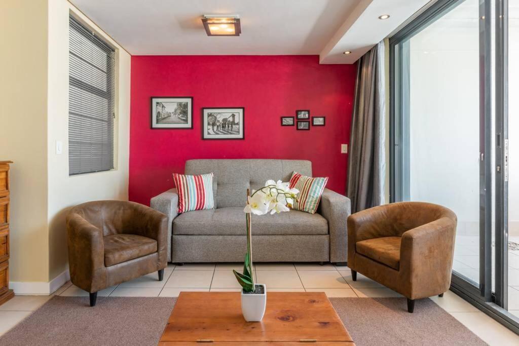 Urban Oasis Luxury Cbd Retreat With Balcony & Parking * Kapstadt