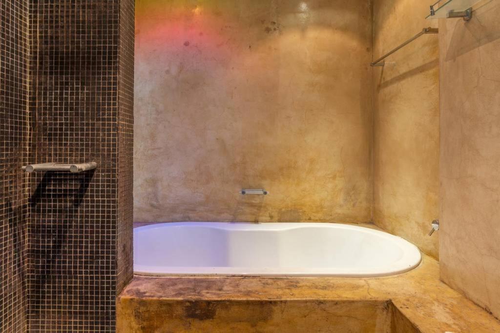 Urban Oasis Luxury Cbd Retreat With Balcony & Parking Apartment *