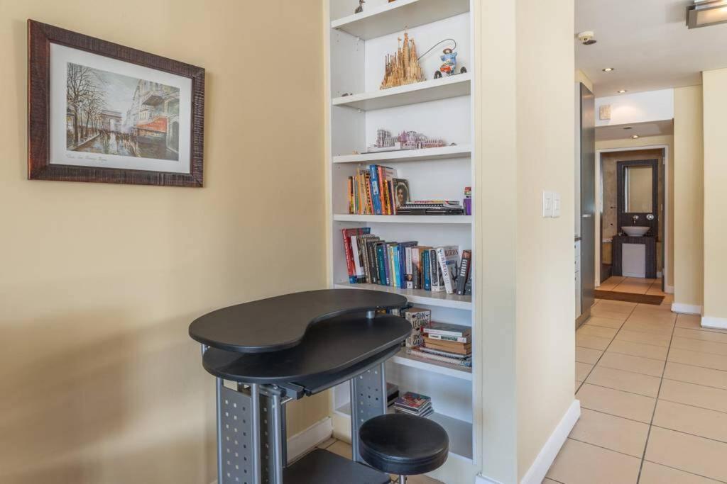 Apartment Urban Oasis Luxury Cbd Retreat With Balcony & Parking