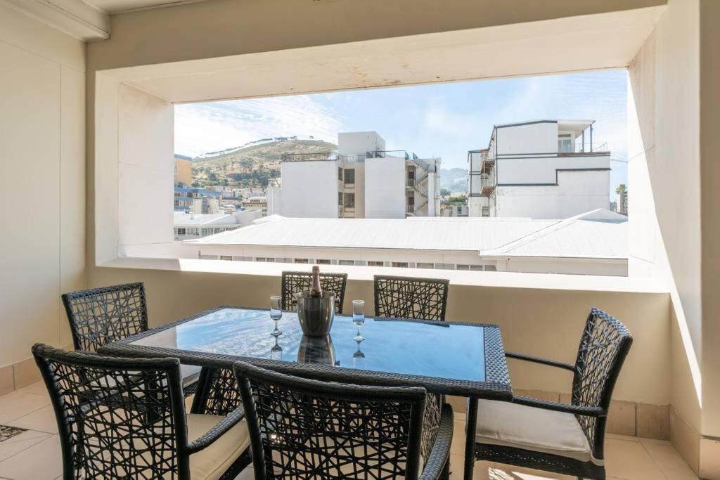 Urban Oasis Luxury Cbd Retreat With Balcony & Parking * Kapstadt