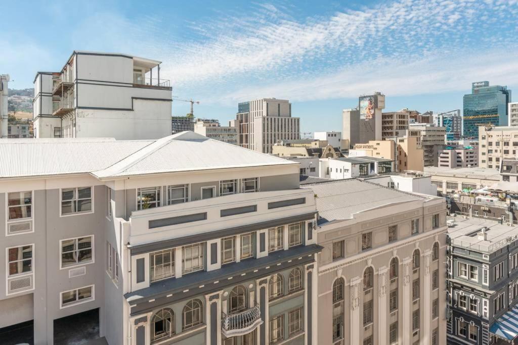 Urban Oasis Luxury Cbd Retreat With Balcony & Parking Apartment *