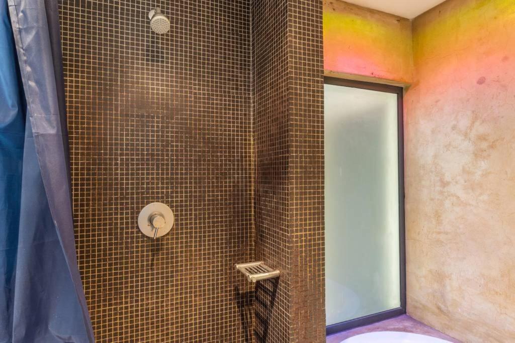 Apartment Urban Oasis Luxury Cbd Retreat With Balcony & Parking Kapstadt
