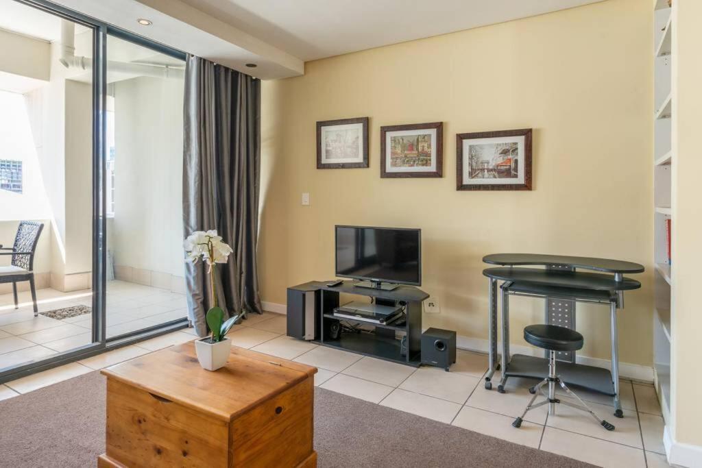 Apartment Urban Oasis Luxury Cbd Retreat With Balcony & Parking