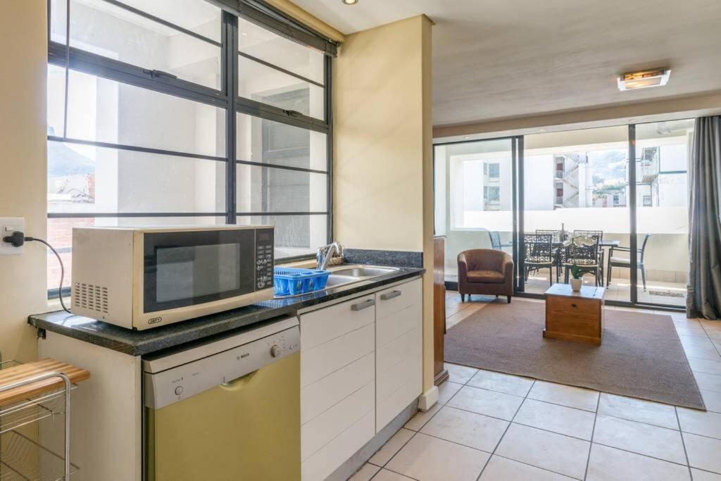 Urban Oasis Luxury Cbd Retreat With Balcony & Parking Apartment *