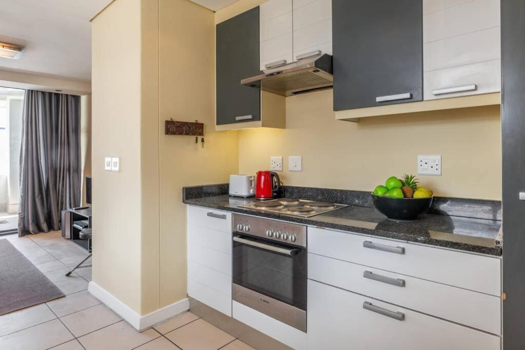Urban Oasis Luxury Cbd Retreat With Balcony & Parking Kapstadt