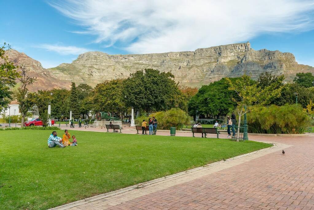 Urban Oasis Luxury Cbd Retreat With Balcony & Parking Apartment *